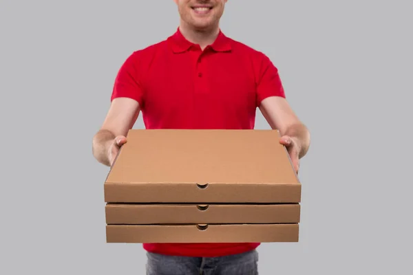 Delivery Man Three Pizza Box Händerna Nära Håll Röd Tröja — Stockfoto