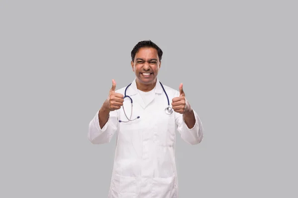 Индийский Доктор Показывает Пальцем Вверх Обе Руки Smilling Изолирована Человек — стоковое фото