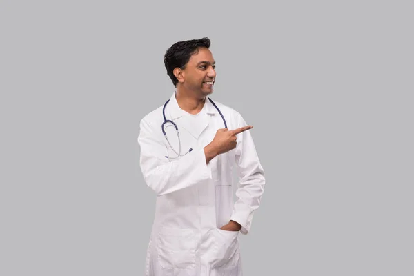 Indian Man Doctor Wijst Naar Side Kijkt Naar Side Concept — Stockfoto