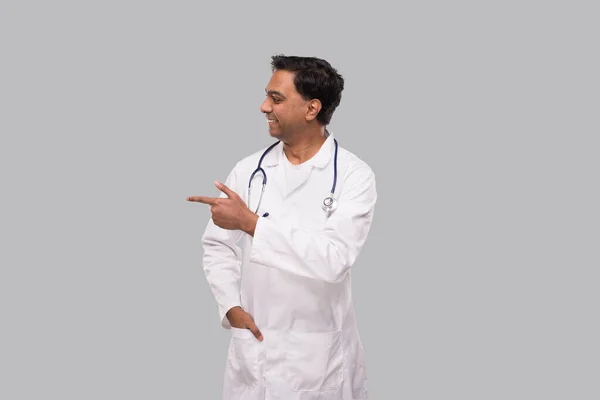 Indian Man Doctor Ukazující Stranu Sledující Stranu Koncept — Stock fotografie