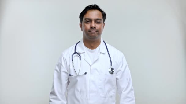 Indian Man Doctor Pokazuje Scrossing ręce Smilling Izolacja — Wideo stockowe