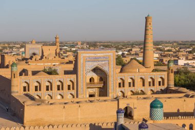 Muhammed Rahim-Han Hiva, Özbekistan'a madrassah.