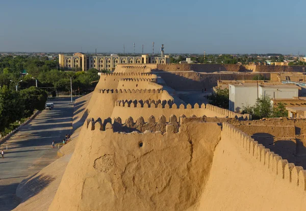 มุมมองของกําแพงโบราณของ Khiva ในอุซเบกิสถาน — ภาพถ่ายสต็อก