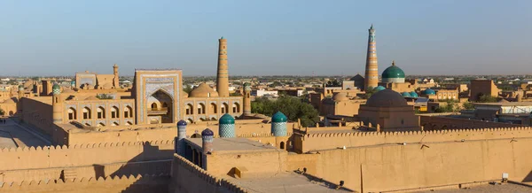 Vista de Ichon-Qala, el casco antiguo de Khiva, Uzbekistán . — Foto de Stock