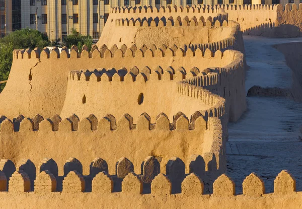 Widok na zabytkowe mury Khiva, w Uzbekistanie — Zdjęcie stockowe