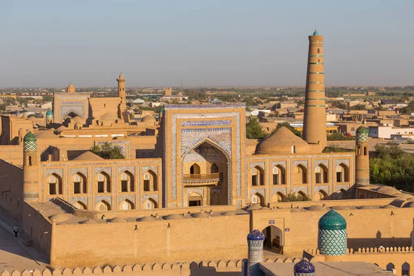 Muhammed Rahim-Han Hiva, Özbekistan'a madrassah.