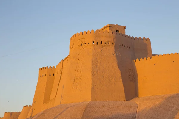 Klockan står hög ovanför khuna arken i Khiva, Uzbekistan — Stockfoto