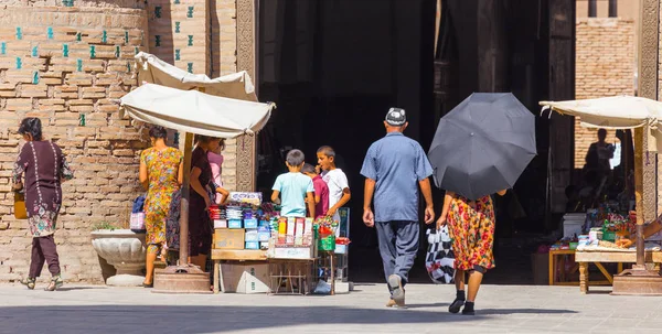 La puerta este de dos torres de Khiva, Uzbekistán — Foto de Stock