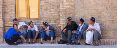 Eski şehir, Hiva, Özbekistan'a içinde yaşlı adam.
