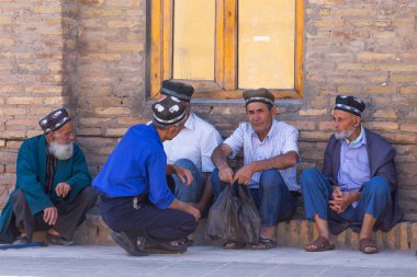 Eski şehir, Hiva, Özbekistan'a içinde yaşlı adam.