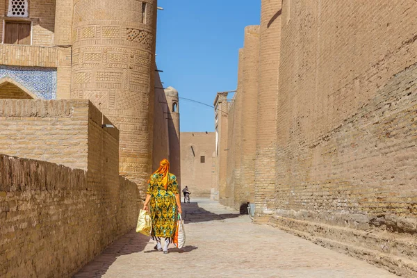 Kobieta przechadza się w twierdzy Ichon-Kala, w Khiva, Uzbekistan. — Zdjęcie stockowe