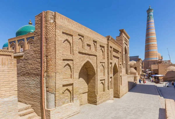 Ισλάμ Khodja μιναρές και το τέμενος στην Khiva, Ουζμπεκιστάν — Φωτογραφία Αρχείου