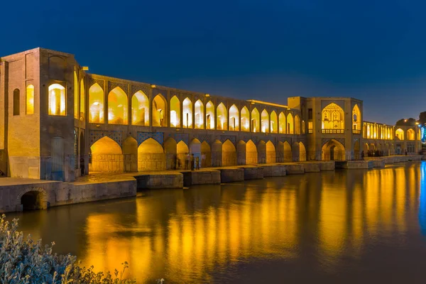 Puente de Khaju antiguo, (Pol-e Khaju), en Isfahán, Irán — Foto de Stock