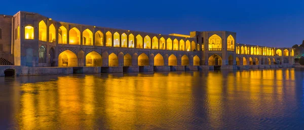 Puente de Khaju antiguo, (Pol-e Khaju), en Isfahán, Irán — Foto de Stock