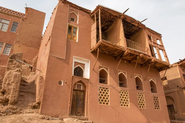 Las típicas casas de ladrillo de barro rojo en el antiguo pueblo de Abyaneh, en Irán — Foto de Stock