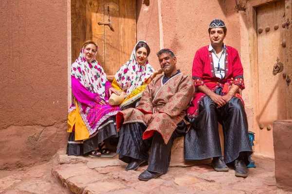 Aile Abyaneh, İran'ın geleneksel giysiler içinde