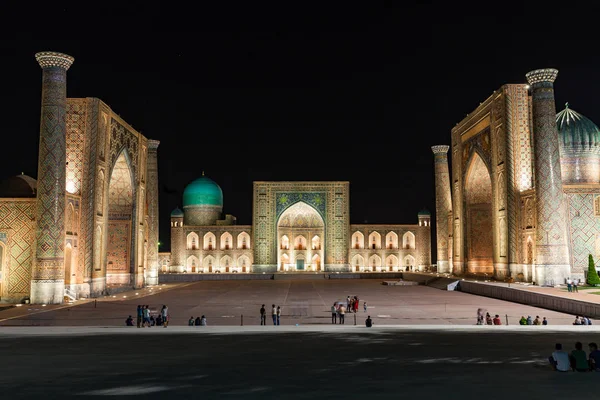 Регистан ночью в Самарканде, Узбекистан — стоковое фото
