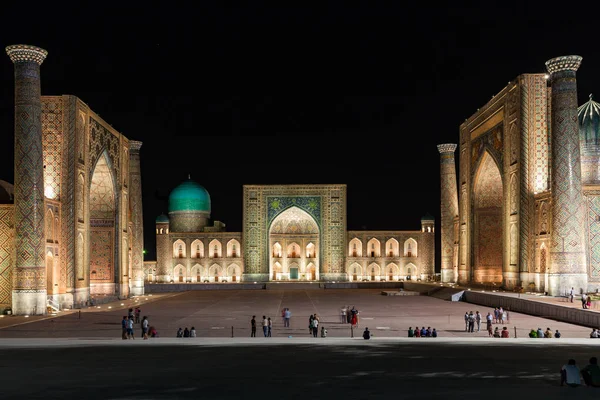 Registan om natten i Samarkand, Usbekistan – stockfoto