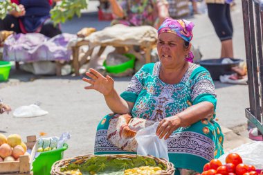 Semerkand, Özbekistan pazarda insanlara