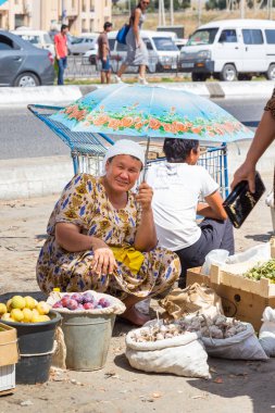 Semerkand, Özbekistan pazarda insanlara