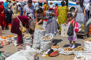 Semerkand, Özbekistan pazarda insanlara