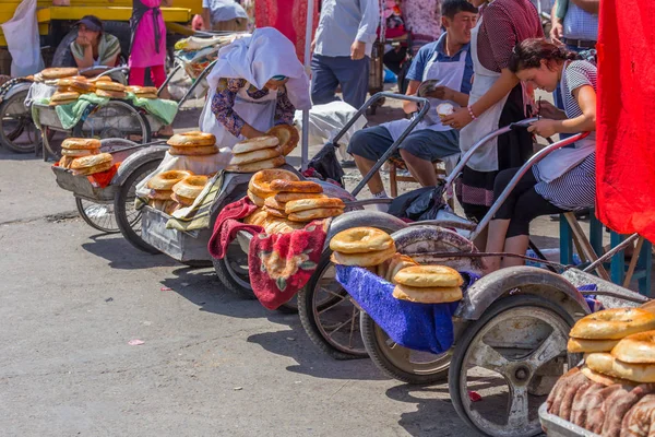 Pessoas no mercado em Samarcanda, Uzbequistão — Fotografia de Stock