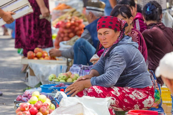 Pessoas no mercado em Samarcanda, Uzbequistão — Fotografia de Stock