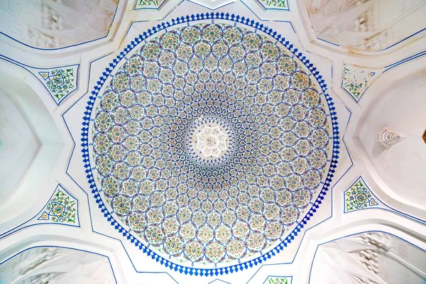 ウズベキスタンのサマルカンドで Hazrat Hizr モスクの内部 — ストック写真