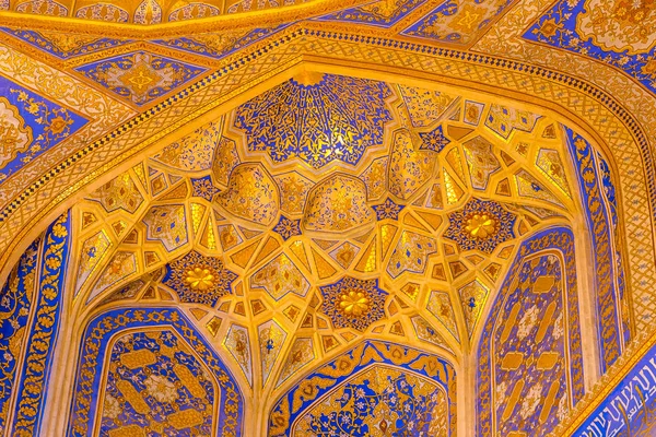 金箔马赛克的圆顶在 Tilya 古里伊斯兰，撒马尔罕，Uzbekista — 图库照片
