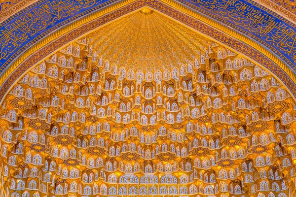 Mosaico de oro en Tilya Kori Madrasah, Samarcanda, Uzbekista — Foto de Stock