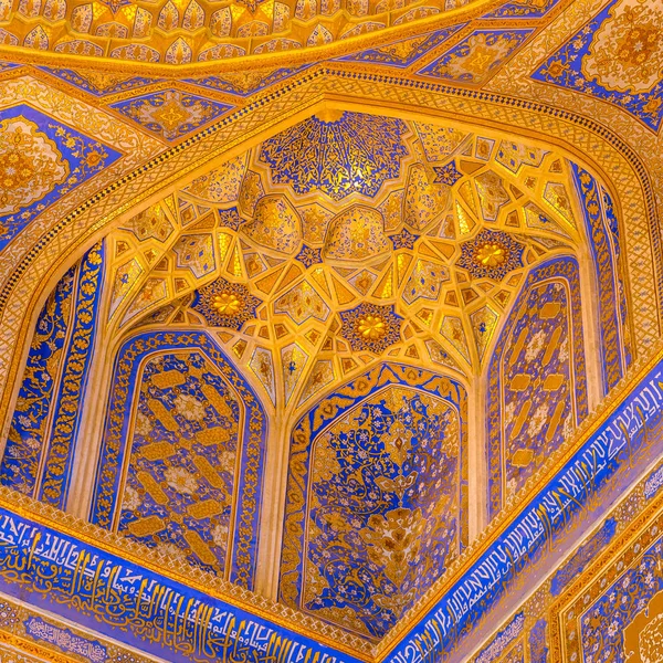 Mosaico cúpula de oro en Tilya Kori Madrasah, Samarcanda, Uzbekista — Foto de Stock