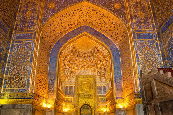 Mosaico de oro en Tilya Kori Madrasah, Samarcanda, Uzbekista — Foto de Stock