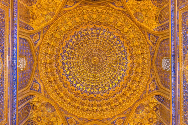 Goldmosaikkuppel in tilya kori madrasah, samarkand, uzbekista — Stockfoto