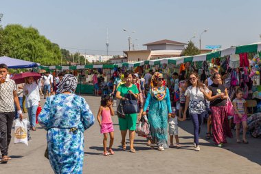 Taşkent, Özbekistan'ın Chorsu Bazaarı insanlara