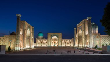 Geceleri Registan yılında Semerkand, Özbekistan