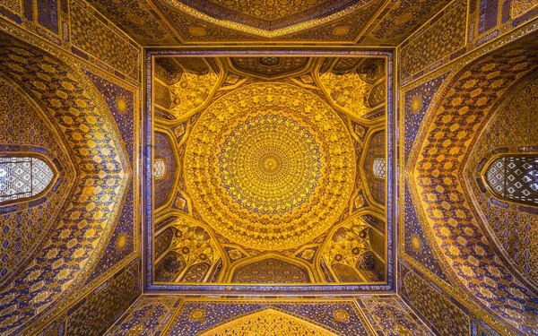 Cúpula em mosaico de ouro em Tilya Kori Madrasah, Samarcanda, Uzbekista — Fotografia de Stock