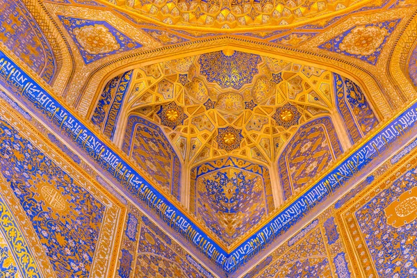 Mosaico de ouro em Tilya Kori Madrasah, Samarcanda, Uzbekista — Fotografia de Stock