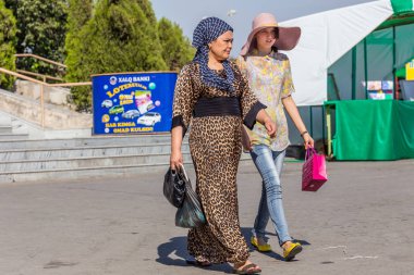Taşkent, Özbekistan'ın Chorsu Bazaarı insanlara