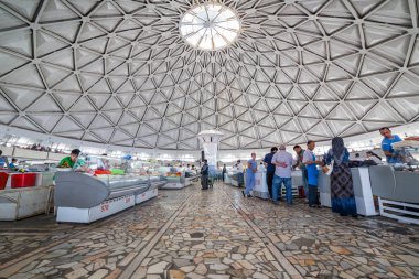 Taşkent, Özbekistan'ın Chorsu Bazaarı insanlara