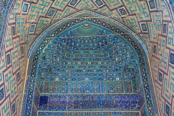 울에 모자이크 구걸 Madrasah 사마르칸트, 우즈베키스탄 — 스톡 사진
