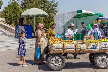 Taşkent, Özbekistan'ın Chorsu Bazaarı insanlara