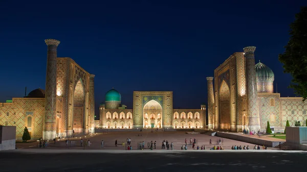 Geceleri Registan yılında Semerkand, Özbekistan