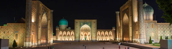 Der registan nachts in samarkand, usbekistan — Stockfoto