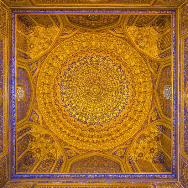 Zlaté mozaiky kopule v Uzbekista Tilya Kori madrasa, Samarkand, Uruguay — Stock fotografie