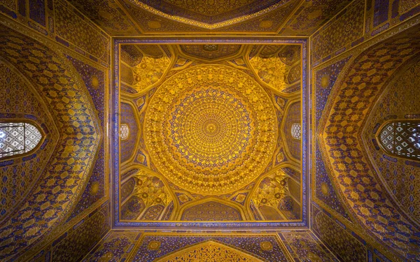 Cúpula em mosaico de ouro em Tilya Kori Madrasah, Samarcanda, Uzbekista — Fotografia de Stock