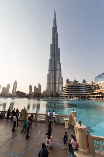Торговый центр в Дубае и Бурдж-Халифа — стоковое фото