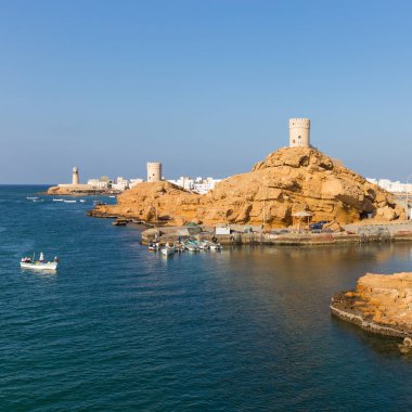 Görünümü iki gözetleme kuleleri ve deniz feneri Sur, Umman 