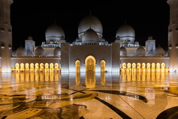 Große Scheich-Zayed-Moschee in Abu Dhabi — Stockfoto
