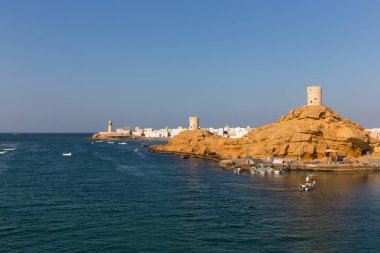 Görünümü iki gözetleme kuleleri ve deniz feneri Sur, Umman 