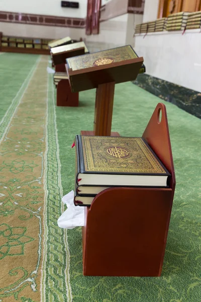 阿联酋迪拜的朱美拉清真寺内部 — 图库照片